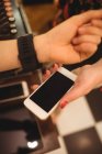 Primo piano delle mani femminili che effettuano pagamenti tramite smartwatch — Foto stock