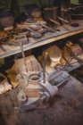 Moldes de metal para sopro de vidro dispostos em prateleiras na fábrica de sopro de vidro — Fotografia de Stock