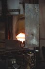 Estação de trabalho vazia e forno na fábrica de sopro de vidro — Fotografia de Stock
