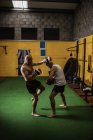 Boxeadores tailandeses practicando boxeo en gimnasio - foto de stock