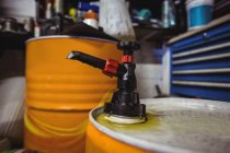 Nahaufnahme von Ventilölfässern in der industriellen mechanischen Werkstatt — Stockfoto