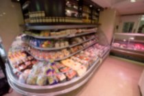 Vista borrosa de la carne en exhibición en carnicerías exhibidas en el supermercado - foto de stock