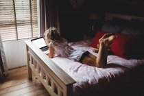 Жінка використовує ноутбук у спальні вдома — стокове фото
