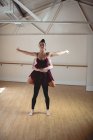 Parejas de ballet bailando juntas en estudio moderno - foto de stock