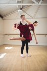 Ballerine et ballerine dansent ensemble dans un studio moderne — Photo de stock