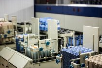 Maschinen mit Eierkartons in Fabrik — Stockfoto