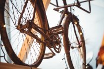 Nahaufnahme eines alten Fahrrads am Schaufenster eines Antiquariats — Stockfoto