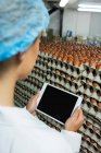 Жіночий персонал використовує цифровий планшет на яєчній фабриці — стокове фото