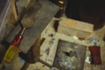 Close-up de ferramentas de sopro de vidro na mesa na fábrica de sopro de vidro — Fotografia de Stock