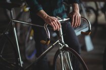 Середина механического положения с велосипедом в магазине велосипедов — стоковое фото