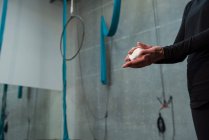 Turnerin reibt sich im Fitnessstudio Kreidepuder auf die Hände — Stockfoto
