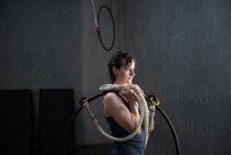 Gymnaste tenant cerceau de gymnastique dans un studio de fitness — Photo de stock