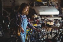 Mechaniker begutachtet Fahrradlenker in Werkstatt — Stockfoto