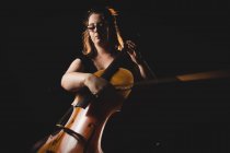 Studentin spielt Geige im Atelier — Stockfoto