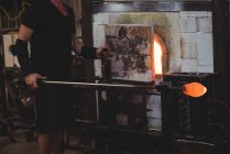 Imagem cortada de vidro de aquecimento do ventilador de vidro no forno na fábrica de sopro de vidro — Fotografia de Stock