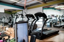Вид на пустой тренажерный зал в фитнес студии — стоковое фото