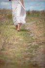 Frauenleiche läuft auf Feldweg — Stockfoto