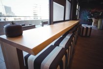 Moderner Tisch in der Cafeteria im Büro — Stockfoto