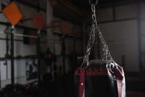 Sac de boxe pour le sport de boxe ou de kick boxing dans le studio de fitness — Photo de stock
