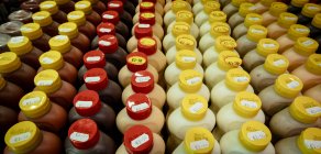Gros plan de différentes bouteilles de sauce conservées dans un présentoir de magasin — Photo de stock