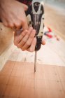 Mãos de homem preparando um quadro de barco de madeira no estaleiro — Fotografia de Stock