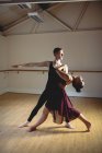 Anmutige Ballettpartner tanzen gemeinsam in modernem Studio — Stockfoto