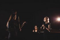 Женщины играют на различных инструментах в музыкальной школе — стоковое фото