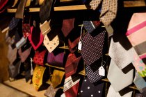 Primer plano de varias corbatas expuestas en la tienda boutique - foto de stock