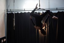 Женская гимнастка, выступающая на обруче в фитнес-студии — стоковое фото