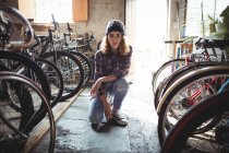 Porträt eines selbstbewussten Mechanikers im Fahrradladen — Stockfoto