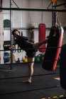 Boxer übt Boxen mit Boxsack im Fitnessstudio — Stockfoto