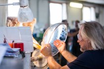 Стеклодувка работает на стеклодувном заводе — стоковое фото