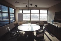 Вид на сучасну кімнату для переговорів в офісі — стокове фото