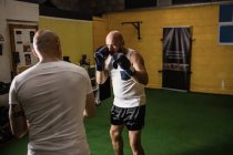 Два тайські боксери практикують бокс у спортзалі — стокове фото