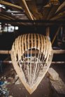 Деревянная лодка в стадии строительства на верфи — стоковое фото
