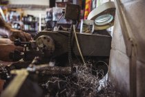 Mechaniker arbeitet in der Werkstatt an Industriedrechselmaschine — Stockfoto