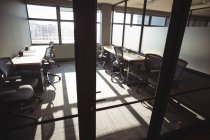 Стіл і порожні стільці в сучасному офісі — стокове фото