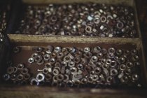 Verschiedene Schrauben im Container in der Werkstatt — Stockfoto