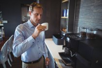 Бізнесмен має каву в офісних кафетеріях — стокове фото