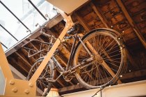 Primer plano de la bicicleta vieja en el escaparate de la tienda de antigüedades - foto de stock