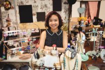 Портрет усміхненої жінки, що купує ювелірні вироби в антикварних ювелірних магазинах — стокове фото