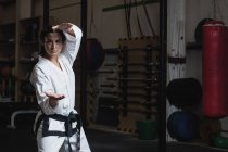 Donna che pratica karate in palestra — Foto stock