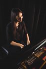 Красива жінка грає на піаніно в музичній студії — стокове фото