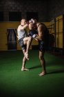 Dos boxeadores muay tailandeses practicando boxeo en un gimnasio - foto de stock