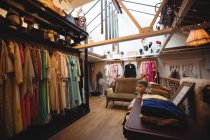 Vari vestiti in un appendiabiti in un negozio di boutique — Foto stock