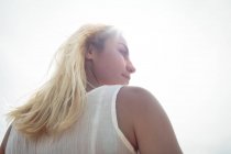 Tiefansicht einer unbeschwerten blonden Frau an sonnigen Tagen — Stockfoto