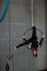Gymnaste faisant de la gymnastique sur cerceau dans un studio de fitness — Photo de stock