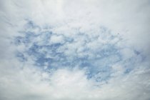 Vista do céu nublado no dia ensolarado — Fotografia de Stock