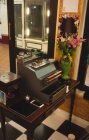 Alte Schreibmaschine und Vase am Ladentisch — Stockfoto