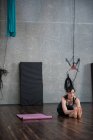 Гимнастка, выполняющая упражнения в фитнес-студии — стоковое фото